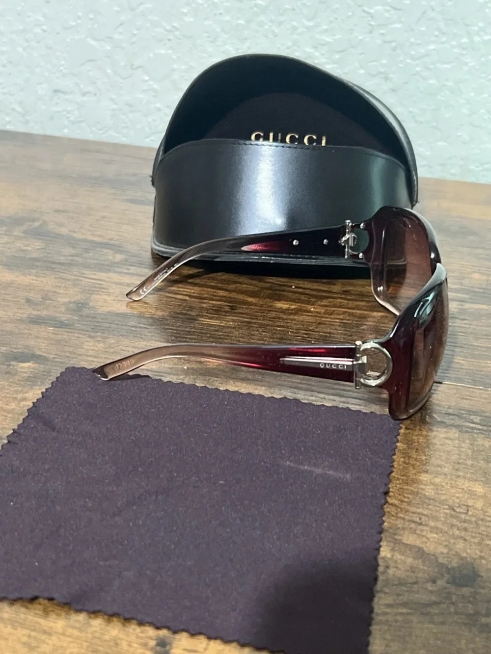 Gucci sleek sunglasses